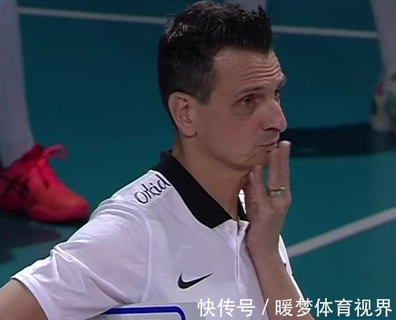 中国女排|这是郎平?一夜间似乎老了10岁!不再进行临场指导,助手替她上阵