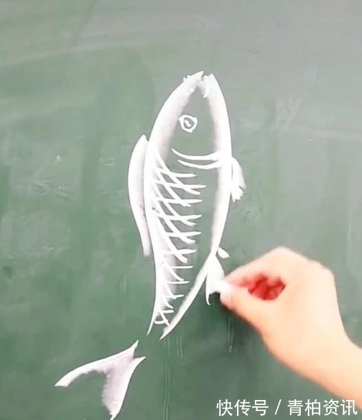 小鱼!美术生在黑板画小鱼,以为会被嘲笑,看到成品板报归你了
