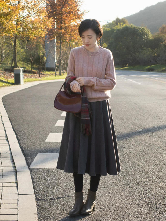 姐妹 优雅女人的衣橱里必备“毛衣”,尽显熟龄美,你心动了吗?
