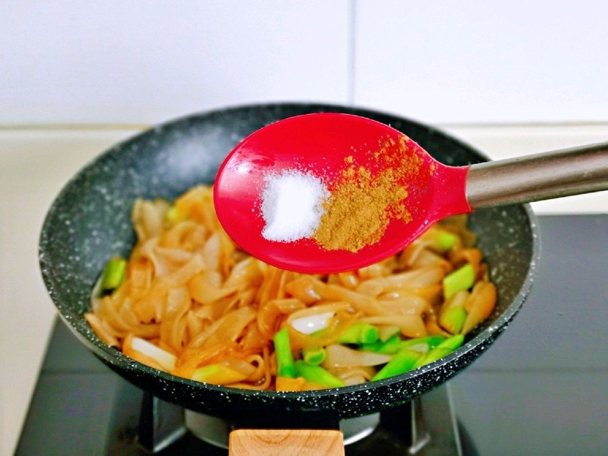 青蒜味浓郁的炒河粉，粉不会碎，油分刚好，一点也不腻人