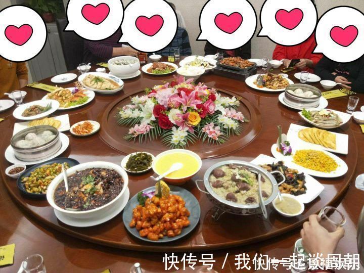 中午请老丈人一家吃饭,8个人花了1500元,老丈人太破费了