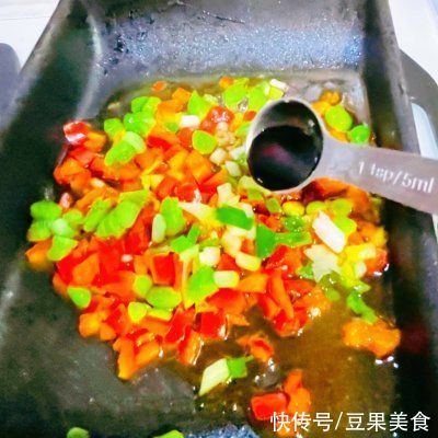 夏日|两块钱搞定一道家常美食#夏日开胃餐#清蒸鲫鱼鲜红汁