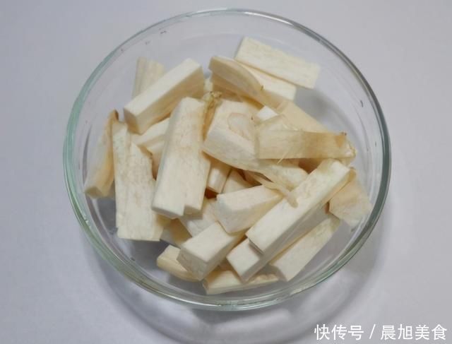 冷天，我家常吃椒盐杏鲍菇，5块钱做一盘，简单一炸，嚼着比肉香