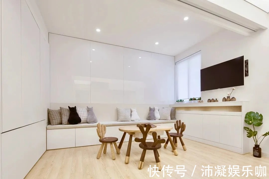 收纳|60㎡简约风小户型,客厅藏张床打开秒变3居室,太机智了!