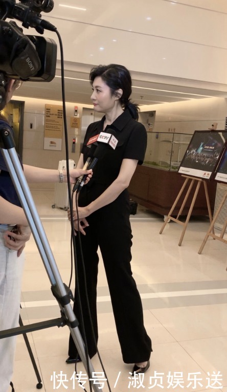 周涛|51岁的周涛身材也太好了,黑色连体裤配低马尾优雅减龄,气质出众