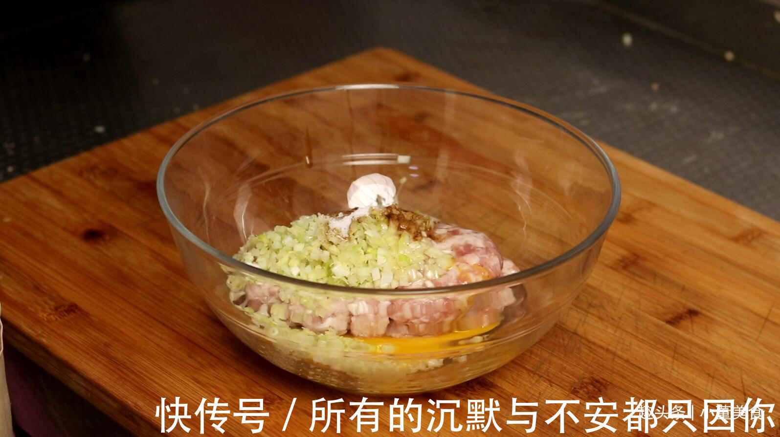 猪肉丸子的正确做法，多加这两样东西，丸子口感嫩滑，劲道有弹性