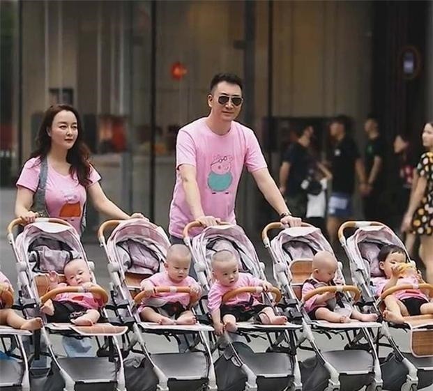 多胞胎|头胎双胞胎女儿,二胎四胞胎儿子,小两口带6个娃逛街太拉风