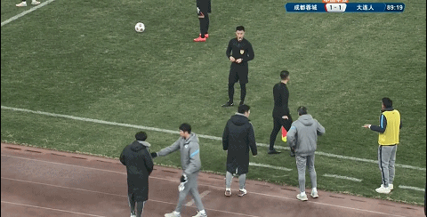 郑龙|不在大名单,咋混进球场的?德转管理员:郑龙不应被裁判出示红牌