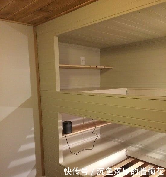 床铺|邻居嫌房子小,直接墙上掏洞,里面打上下铺,两个孩子都有地睡了