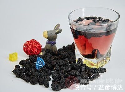 补血|桑葚的功效 常吃这种水果能够为身体补血