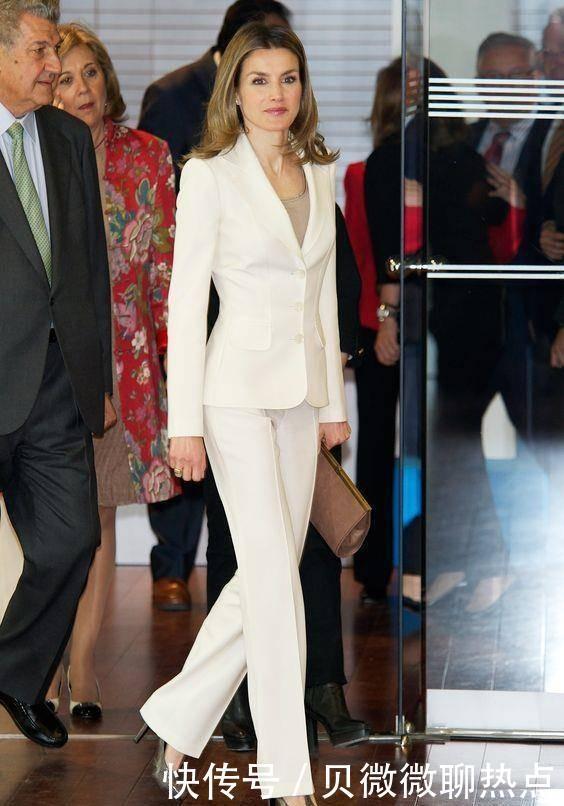 西班牙王后真会穿,早秋穿搭高级优雅还显瘦,每套都值得借鉴