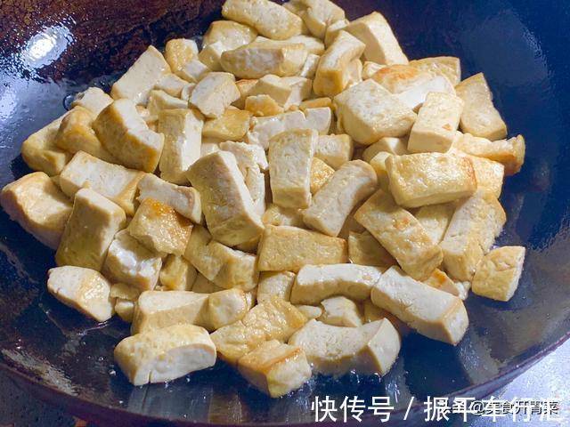 酱料|以后豆腐就这样吃，做法简单鲜香辣爽，出锅一口一个真解馋。