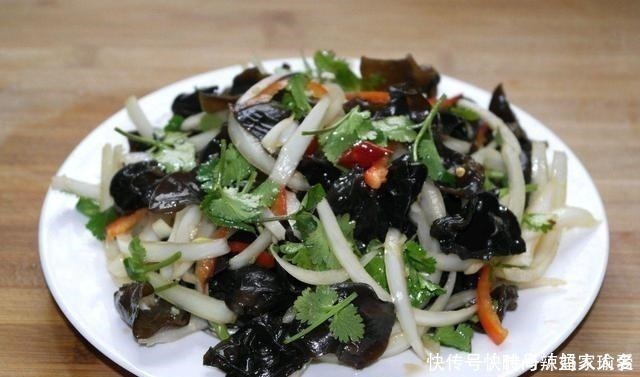 洋葱|这菜是“脂肪克星”,一周吃3次,排宿便,小肚腩平了,腰变细了