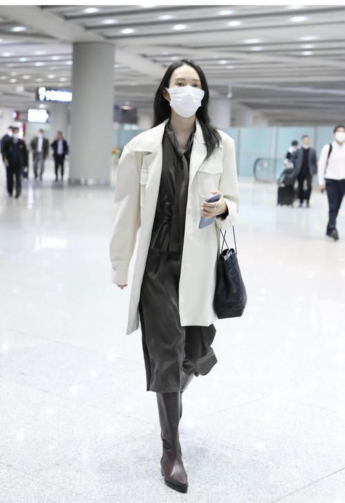 白色大衣真实用，可以优雅高贵，也可以帅气清爽，百搭又时髦