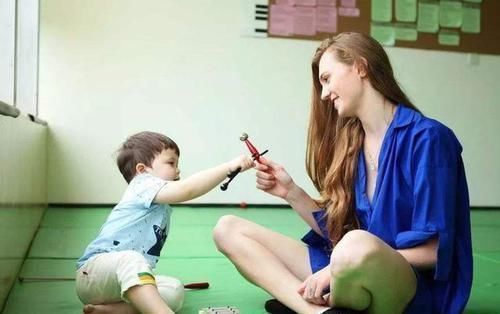 手机|5岁男童长期玩手机,黑眼珠逐渐“消失”,医生很难恢复