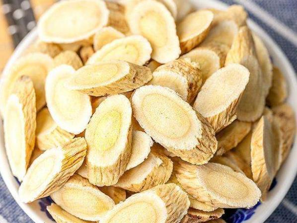 常喝黃芪水能補氣提神，但有很多禁忌需留意，不然小心適得其反！