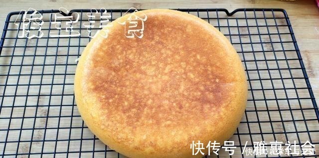 电饭煲版本的糯米蛋糕,不回缩不塌陷,海绵般柔软,蛋香浓郁!