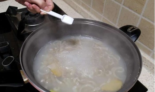 猪皮这样吃才叫爽,不炒也不炸,一次做一锅,一锅都不够吃