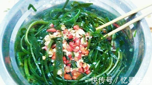 搅拌均匀|凉拌海带丝最不该放的1种调料,很多人都会错放,难怪海带丝难吃
