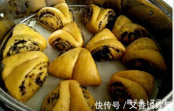 南瓜搅一搅，加1把黑芝麻，不蒸不油炸，焦酥香软好看又好吃