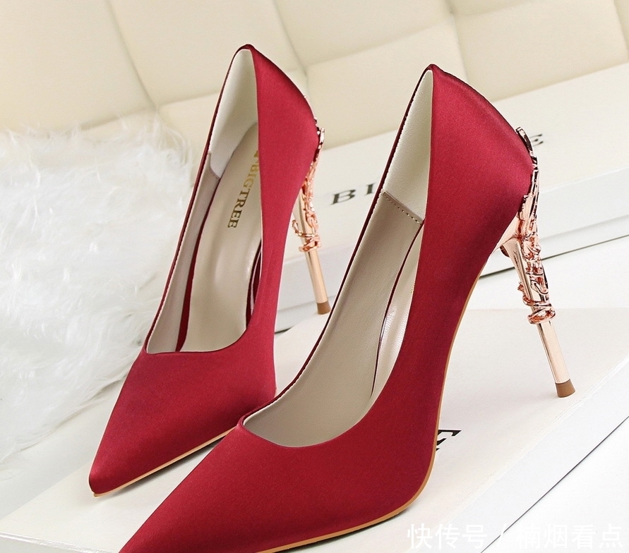 超高跟绒面|女人最爱的丝袜,一定要配“高跟鞋”穿,瞬间变成气质女王范