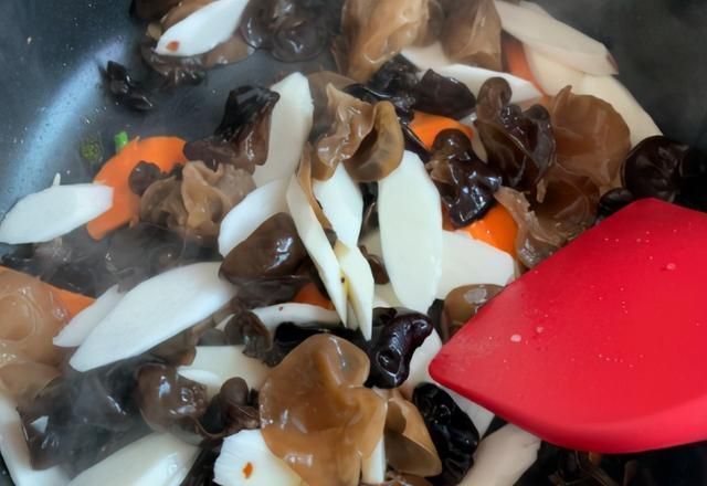 春天，少吃白菜土豆多吃它，清肠去脂解油腻，简单一炒比肉香