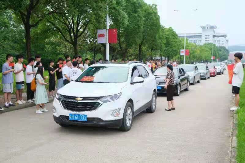 杨庆|暖心！这所高校教职工组建爱心车队护送毕业生离校