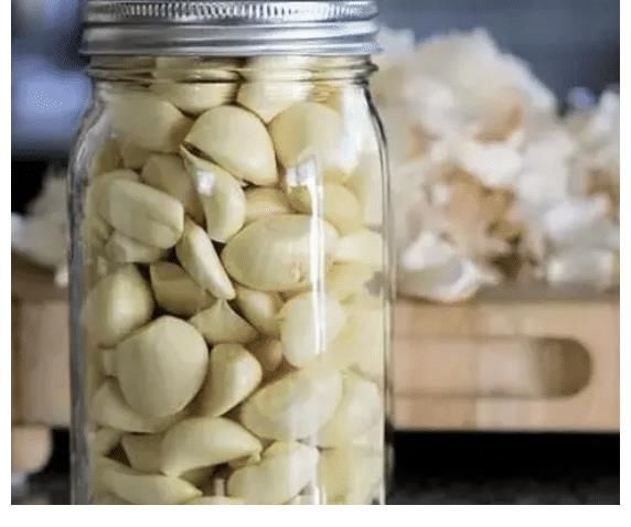 大蒜|这样保存大蒜，放半年都不会干瘪发芽，菜贩子都用这招，不懂太亏