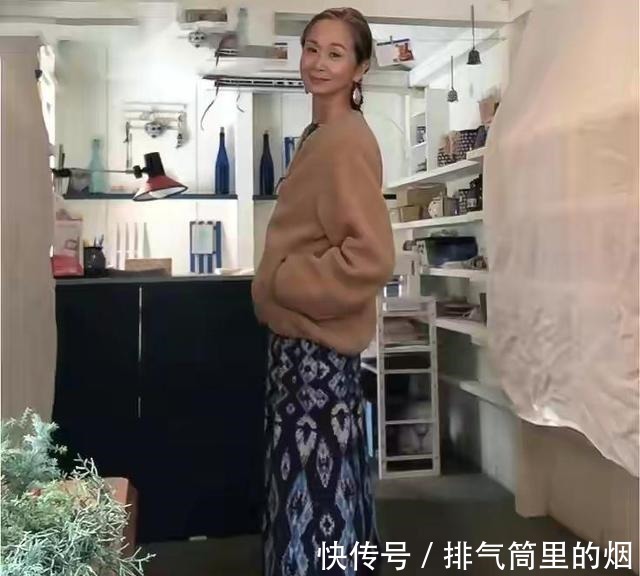 圆领衫 一位60岁的日本奶奶凭穿搭火了,穿衣简单又日常,气质不输年龄!