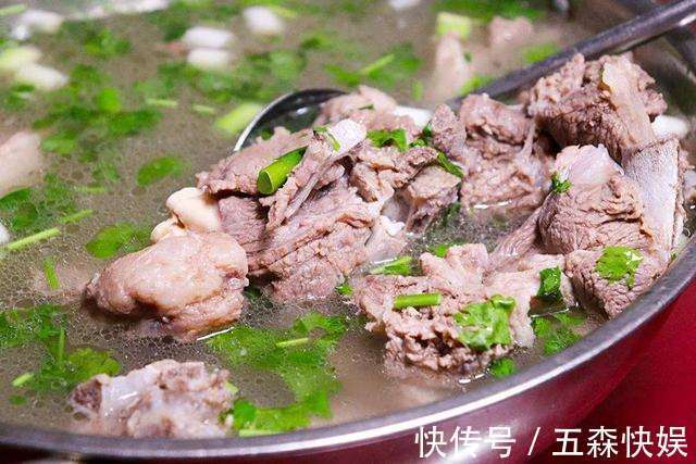 膻味|冬天要常吃羊肉，炖羊肉时，别放太多料，3样就够了，汤鲜无膻味