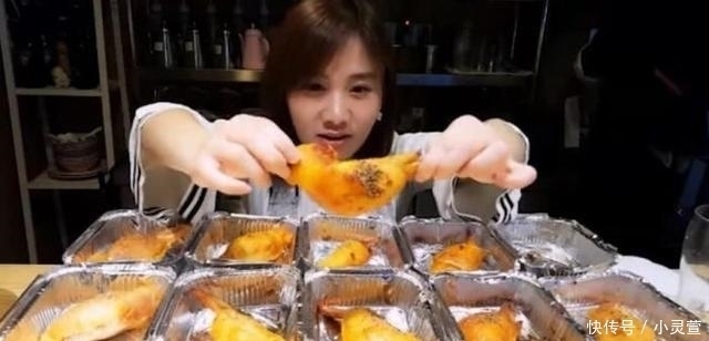 直播|密子君直播吃30个鸡翅包饭,镜头拉远后,食物“变形”了