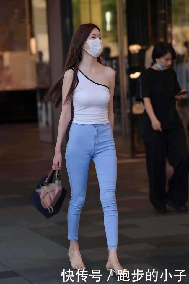 露肩装搭配浅蓝牛仔裤,姐姐的穿搭简洁干净利落