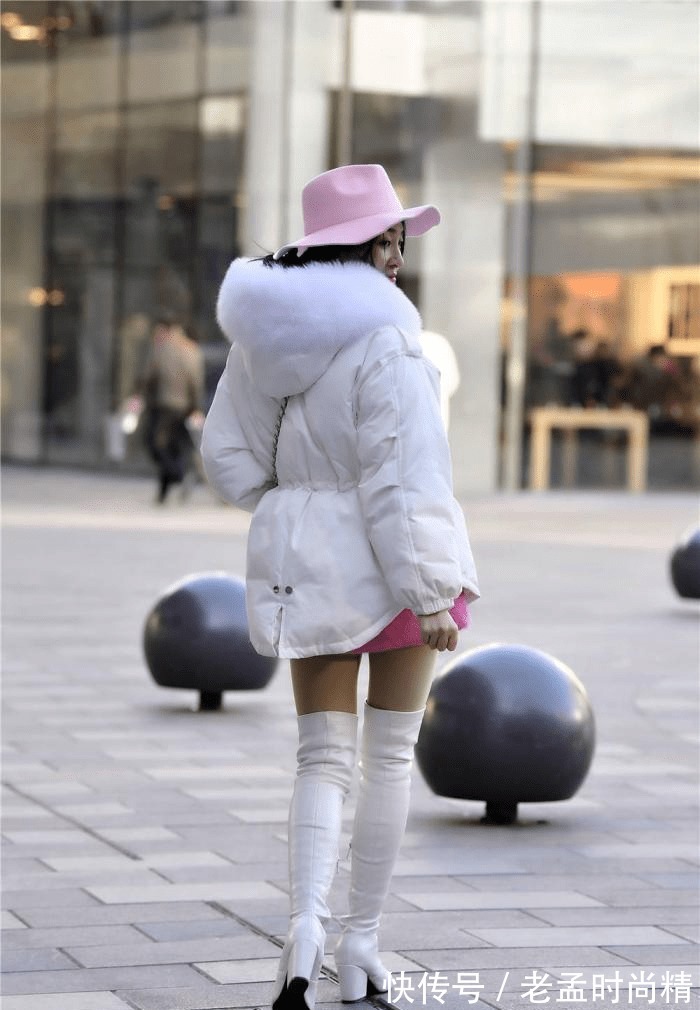 粉红色|白色过膝长靴,粗跟尖头设计,搭配白色短款羽绒服