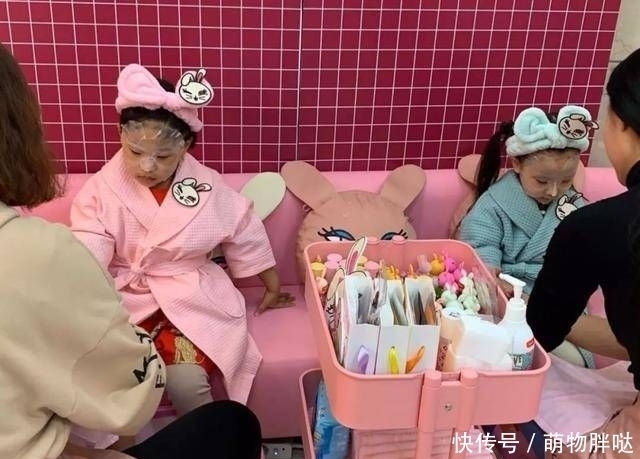 化妆品中|女孩化妆打扮别早于这个年龄，以免沾染上此“病”，半辈子都毁了