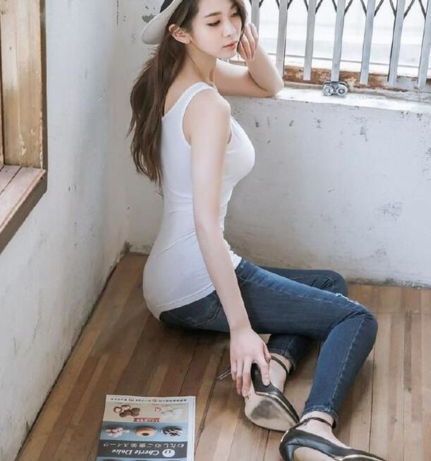 随性|街拍随性淡然的紧身牛仔裤小姐姐,平添了可爱气息