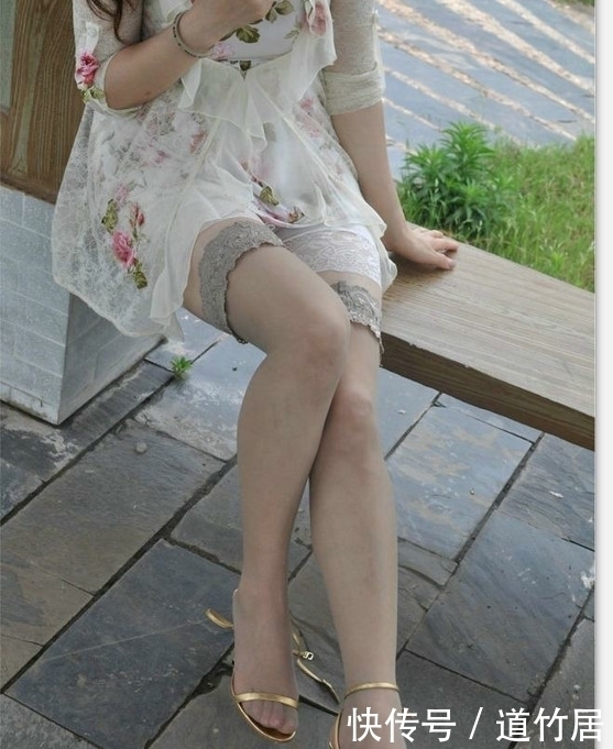 实拍公园休憩的筒袜高跟美人,金色一字带高跟气质撩人