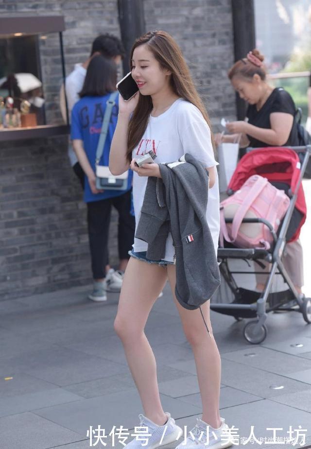 穿牛仔裤打造通勤风,搭配一件白色衬衣就够了,简单大方又干练