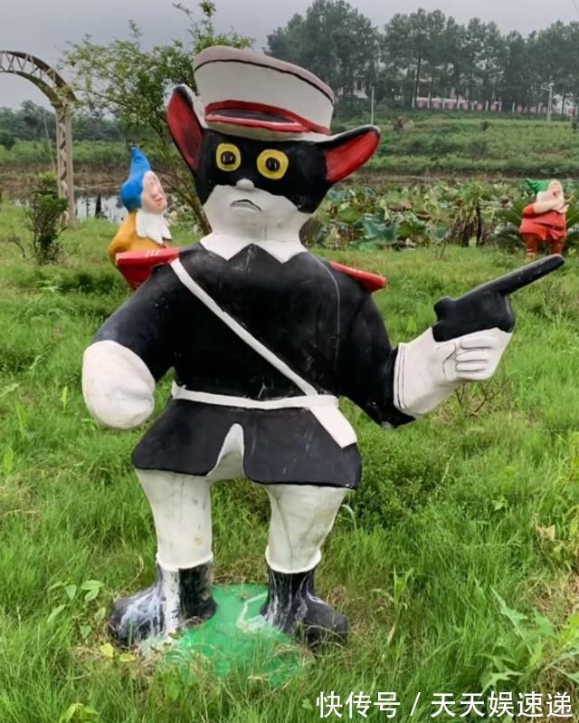 黑猫警长|“乡村版漫展”有多搞笑红太狼秒变“平底锅脸”,哪吒脸也歪了