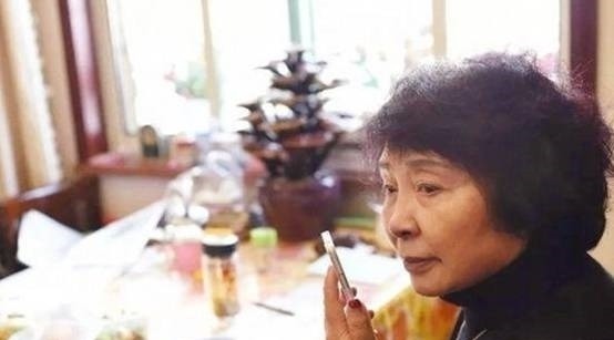 老年|老年丧女后,她不顾众人反对生下双胞胎女儿,后悔巨大的年龄差距