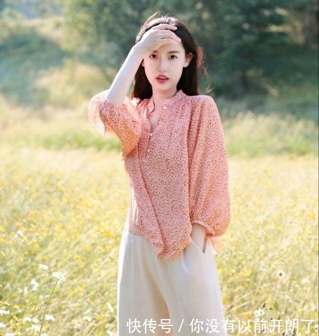 宽松|怎么穿搭才能成为精致的女人？简约休闲风就很高级，值得细细品味