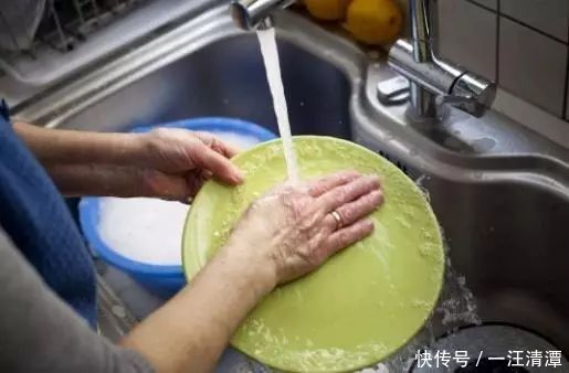 洗碗太费劲?偷学家政阿姨一招,用“它”立马干净,还去污不伤手