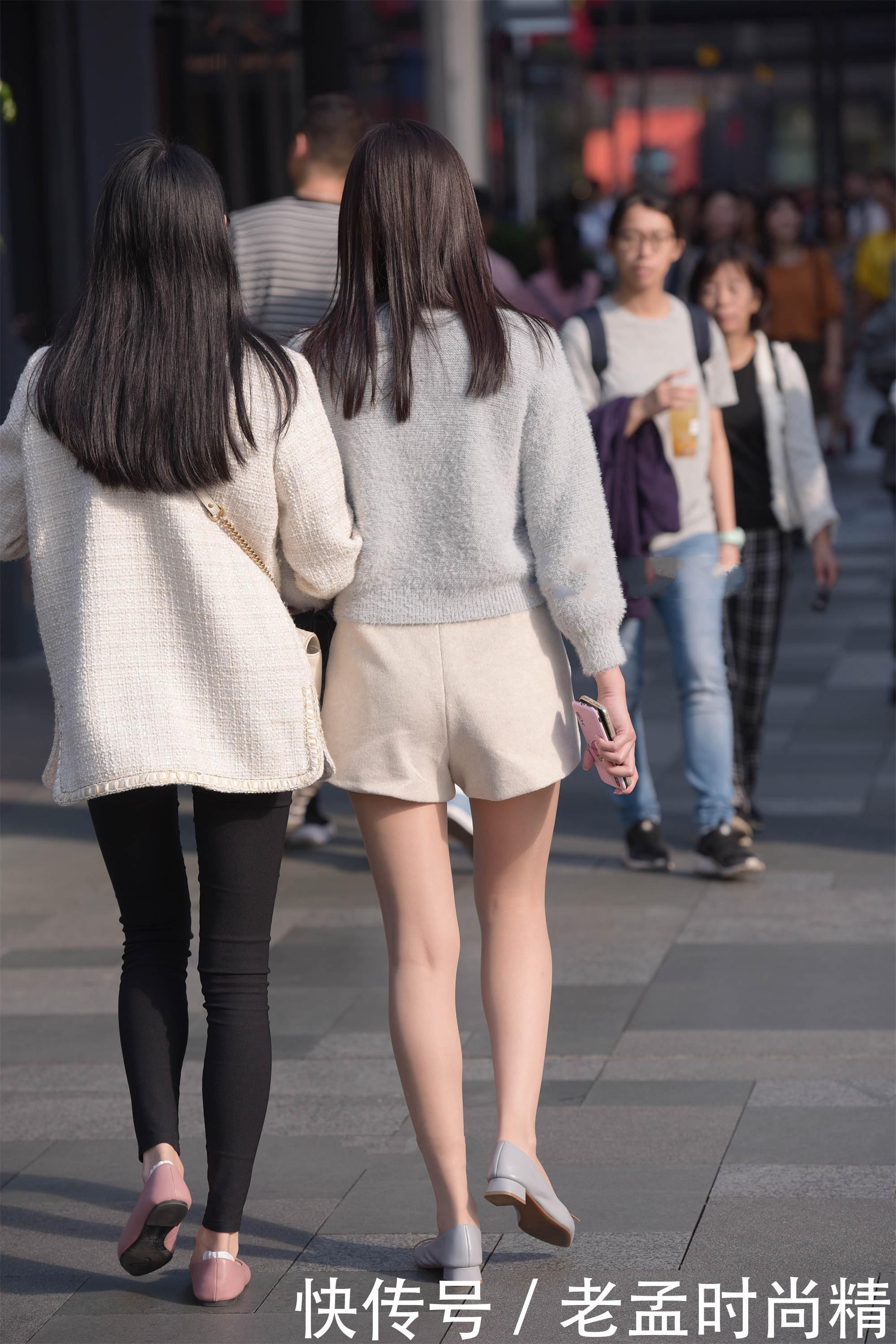 针织|时尚穿搭:天蓝色针织毛衣, 搭配米白色短裤, 甜美十足