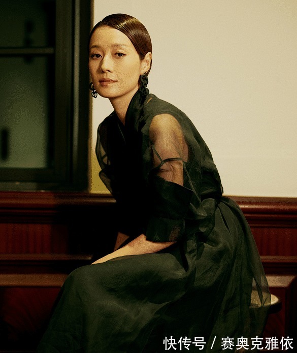 马伊琍|马伊琍真是中年女性穿搭典范,一袭黑色连衣裙成熟优雅,端庄稳重