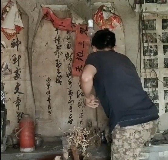 法人人$农村破庙发现好书法,年轻人不懂规矩,拿下来时犯了一个错误