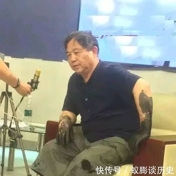  丑书|曾翔用鸡毛掸子写书法，向“丑书”大师看齐？网友：他们是一家人