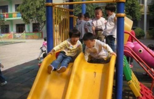 宝贝|两孩子同时摔下楼梯,妈妈先拉住自己孩子的手,对方家长:真自私