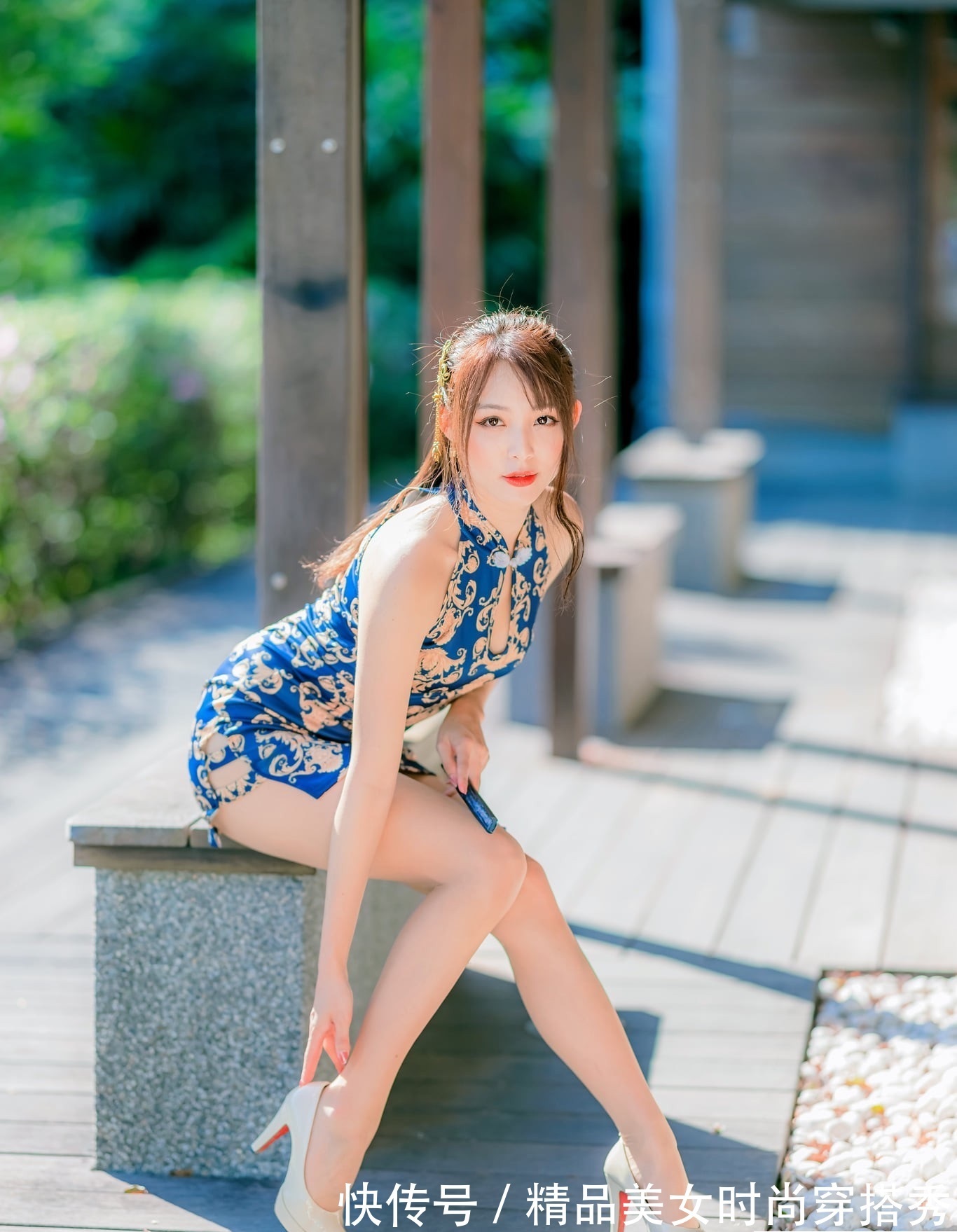 气质|温柔大气中的风韵——印花新式旗袍配白色高跟鞋,气质满满