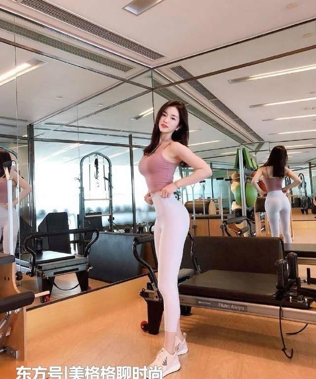 街拍靓丽打底裤小姐姐,更加苗条,简洁利落显气质