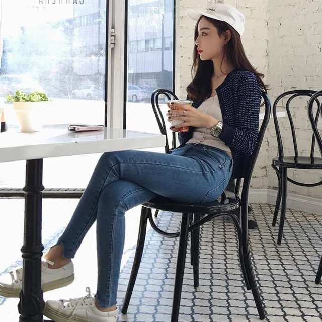 街拍牛仔裤小姐姐的搭配穿出优雅身姿