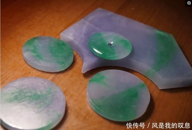 送出去|奇闻:送出去的一块翡翠废料,闺蜜拿去酱紫做,瞧到成品不淡定